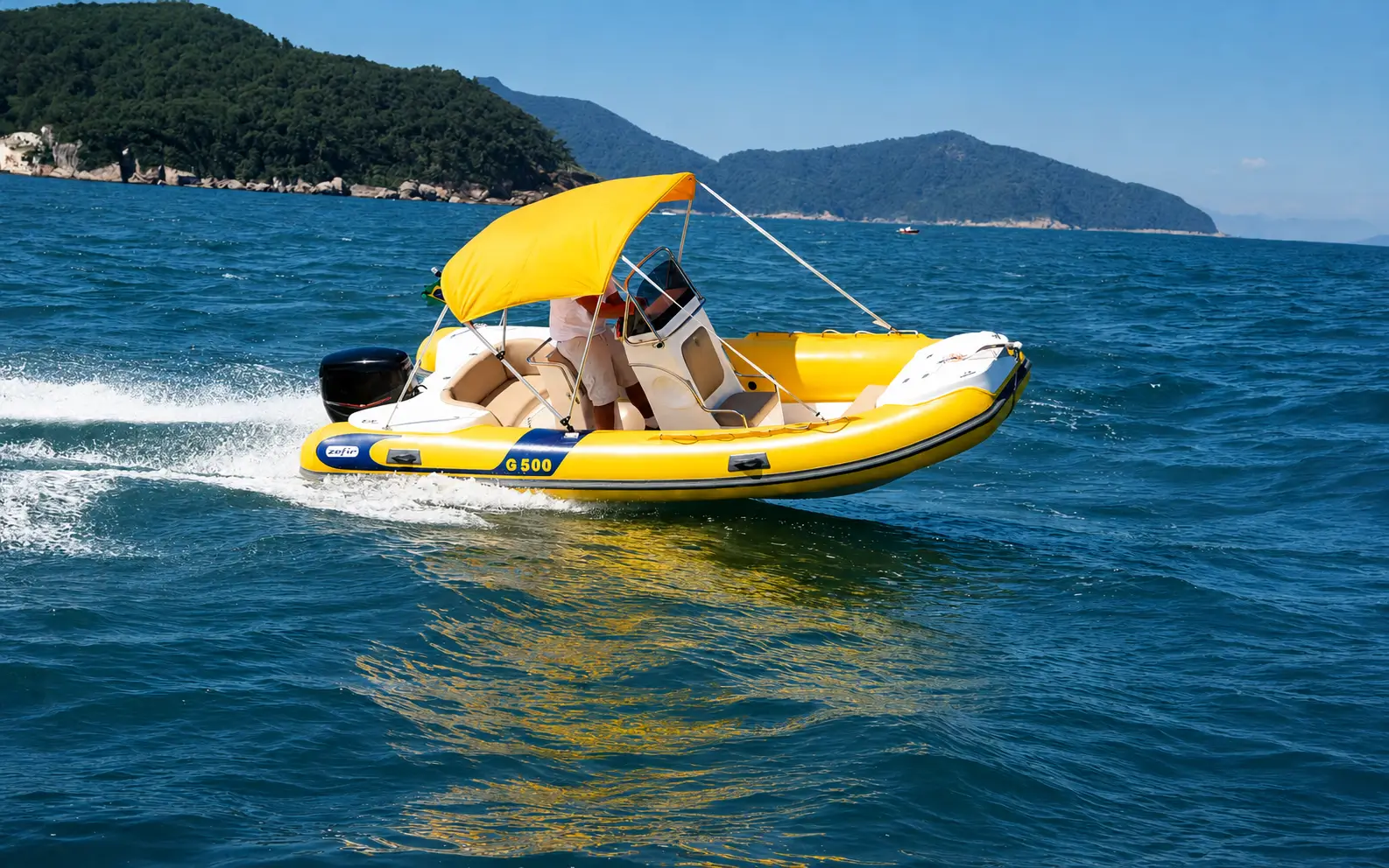 Bote inflável Zefir navegando