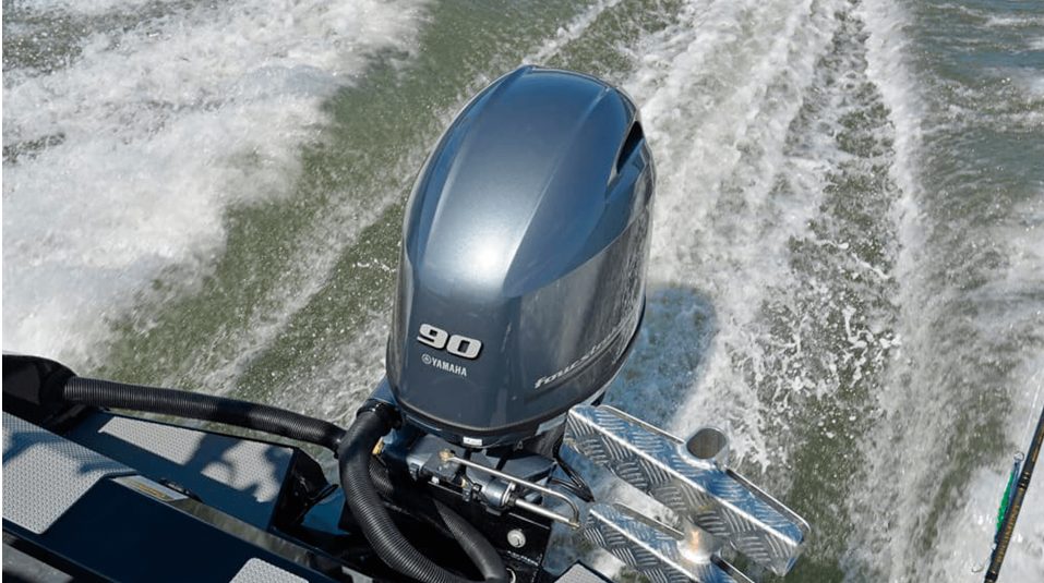Motor de popa Yamaha em operação
